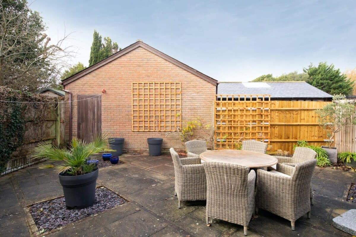 Superior House For 6 Near W Parking Garden Holiday home *